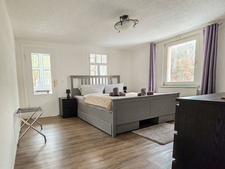 Wohnung Amsel - 2. OG Doppelzimmer rechts mit Bad und Loggia