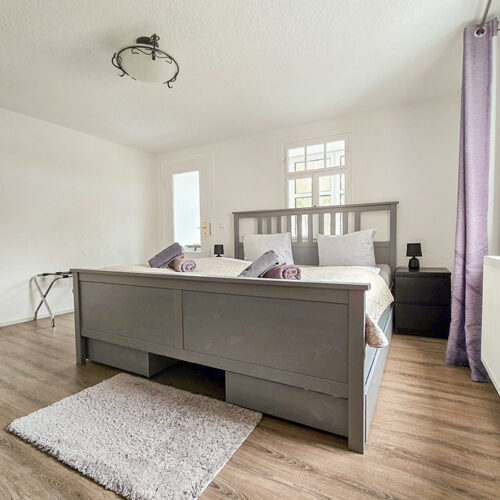 Wohnung Amsel - 2. OG Doppelzimmer rechts mit Bad und Loggia