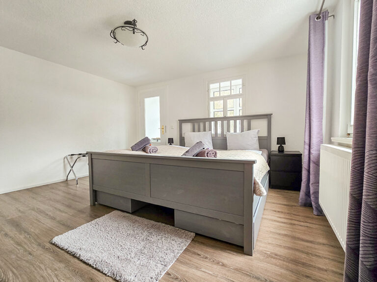 Wohnung Amsel - 2. OG Doppelzimmer rechts mit Bad und Loggia