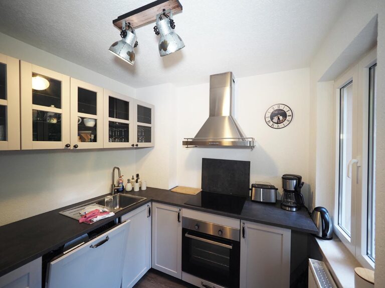 Wohnung Amsel - 1. OG Küche mit Esstisch und Loggia