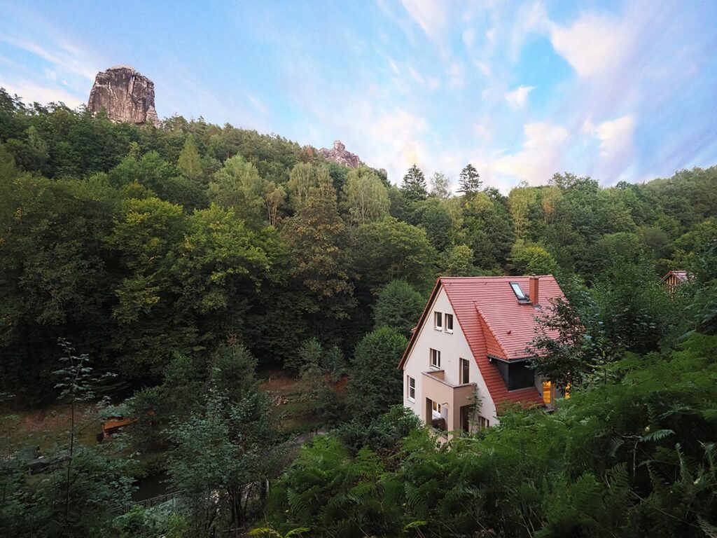 Villa Amselgrund - Außenansicht mit Talwächter im Hintergrund