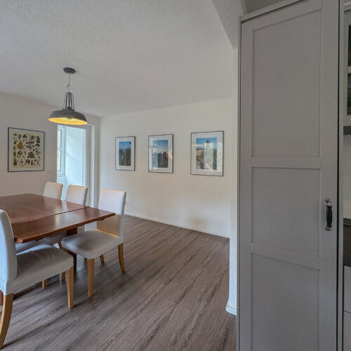 Wohnung Amsel - 1. OG Küche mit Esstisch und Loggia