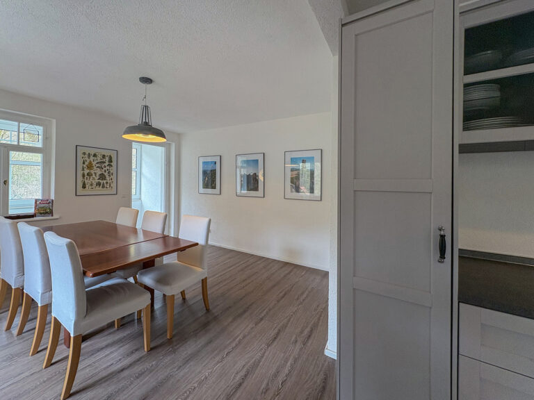 Wohnung Amsel - 1. OG Küche mit Esstisch und Loggia